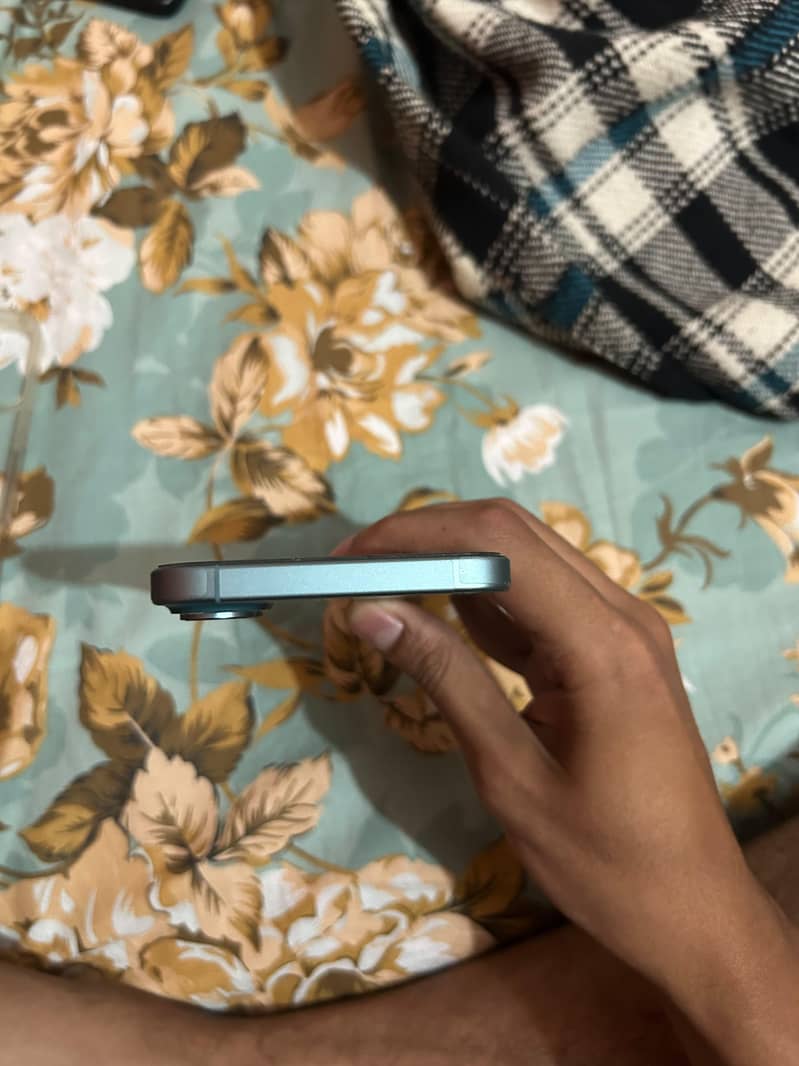 Apple iPhone 16 Plus 12