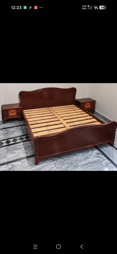 queens size solid wooden old style bed