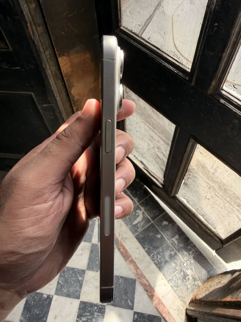 Apple iPhone 15 Pro Max 2