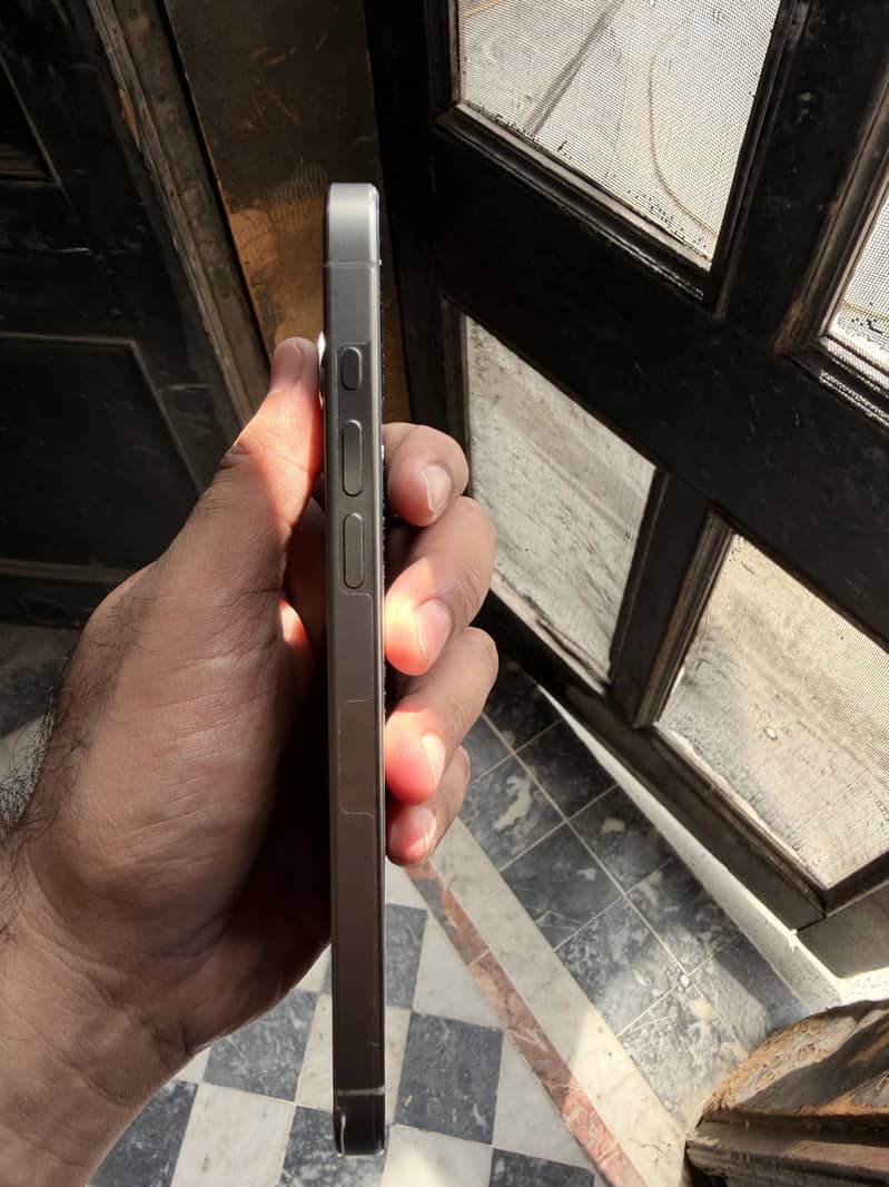 Apple iPhone 15 Pro Max 3