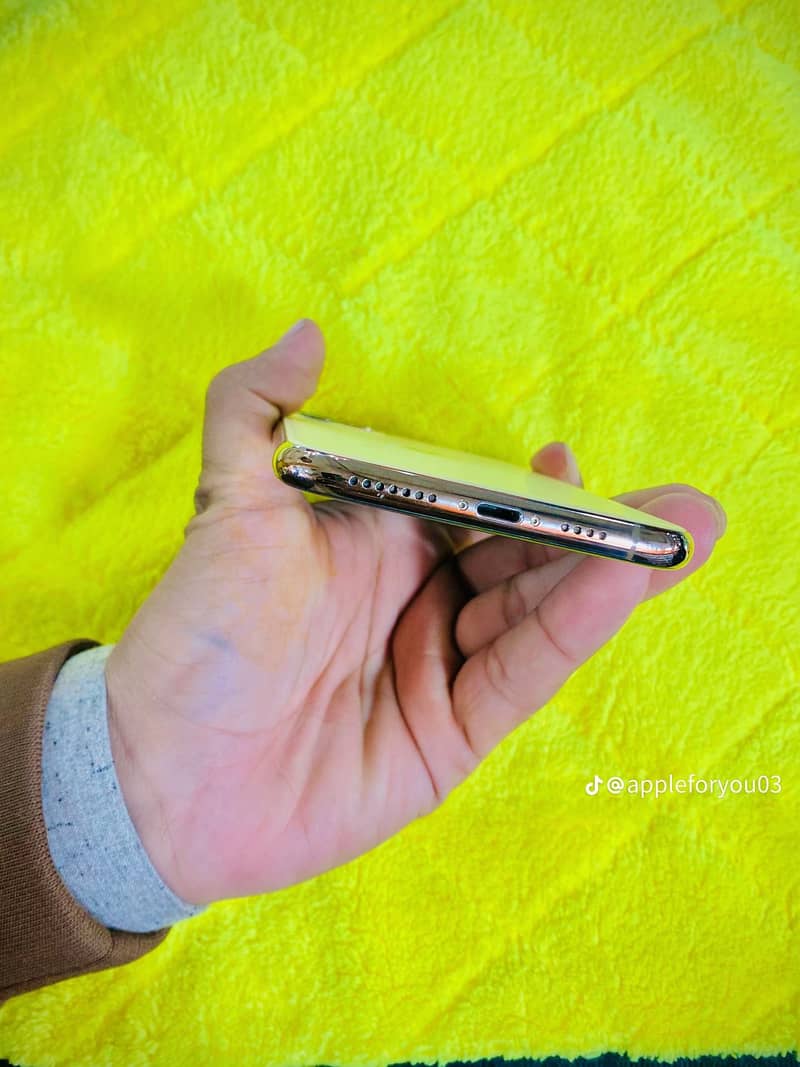 Apple iPhone 11 Pro Max 2