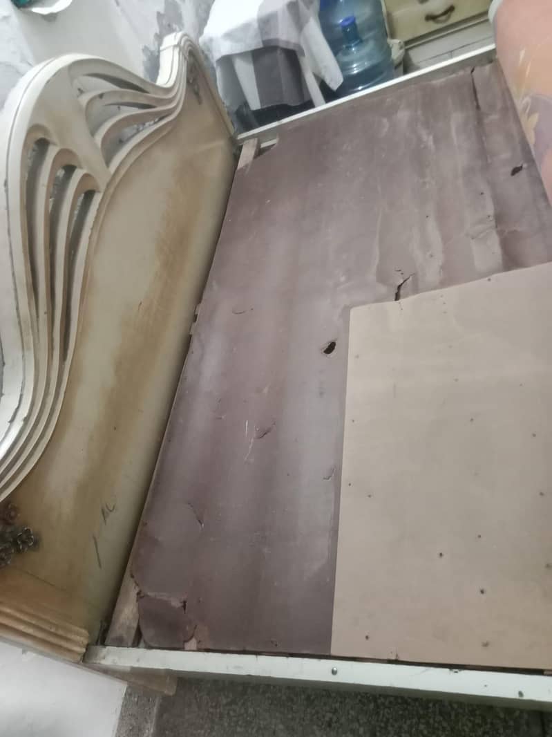 double bed , 2 side tables, mattress, dressing table 4
