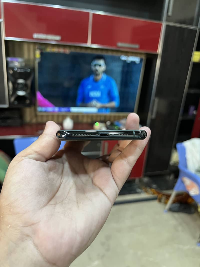Apple iPhone 11 Pro Max 2