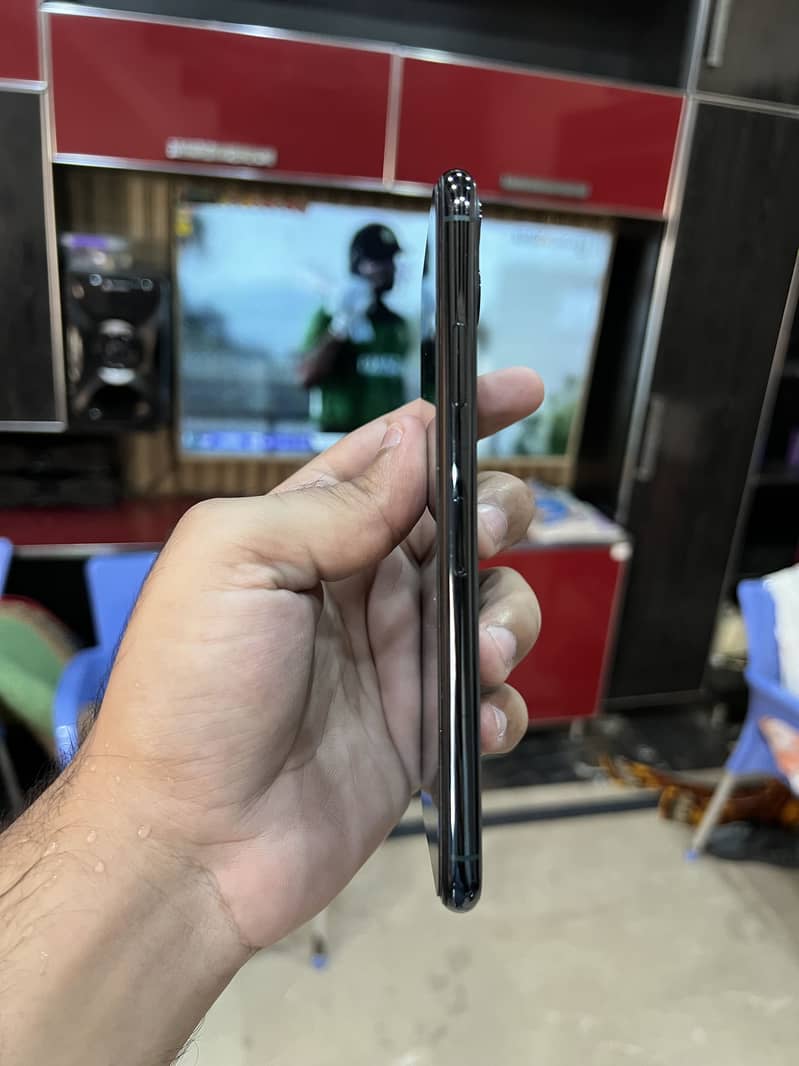Apple iPhone 11 Pro Max 4