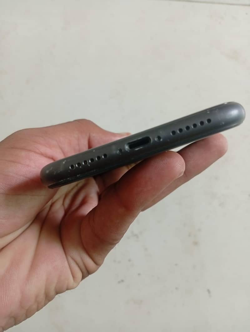 Apple iPhone 11 4