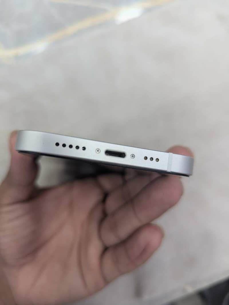 Apple iPhone 12 4