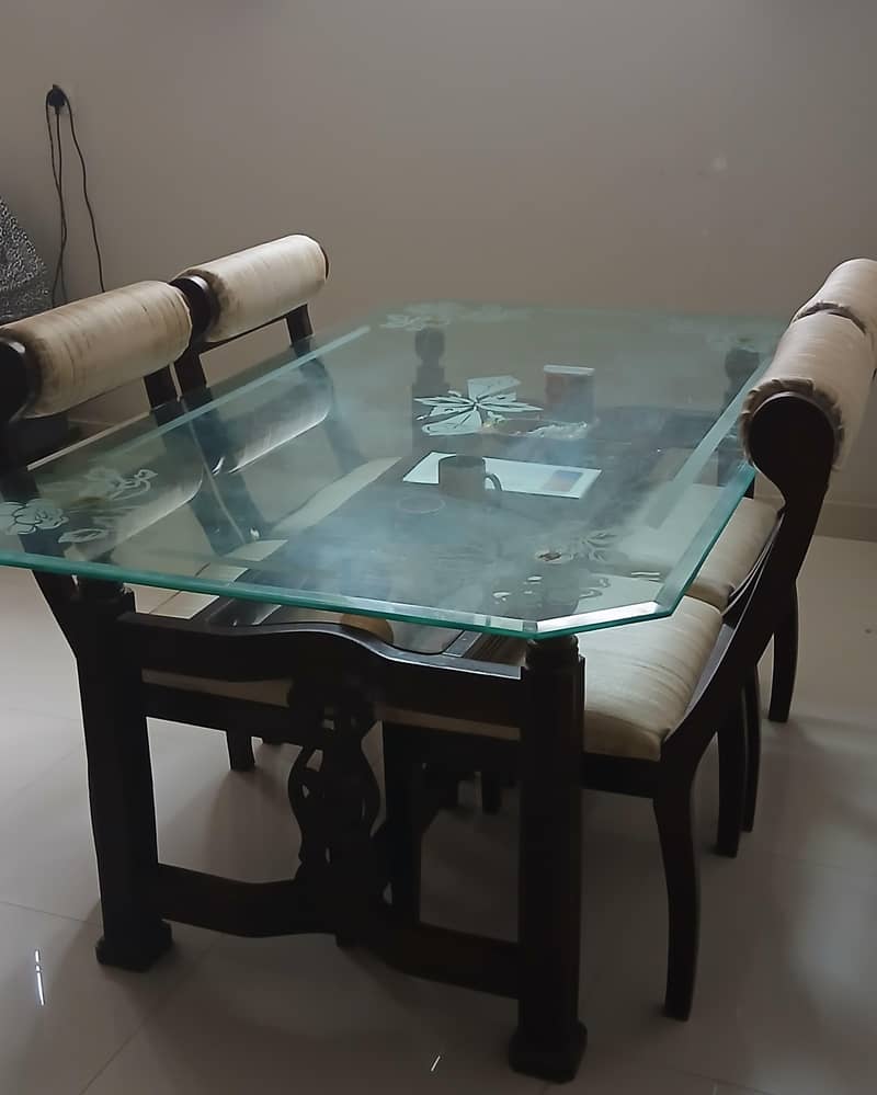 Dining Table in great condition 1