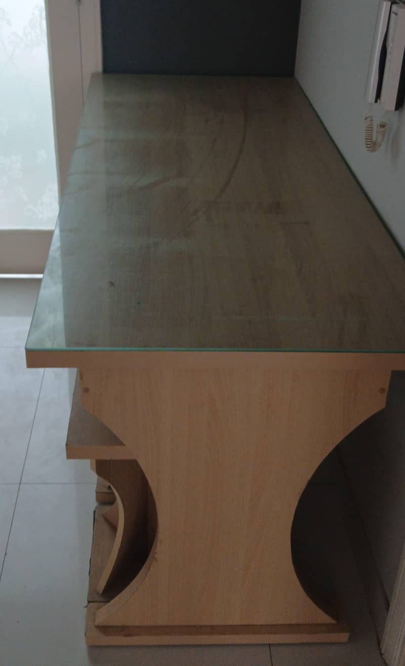 Dining Table in good condition 1