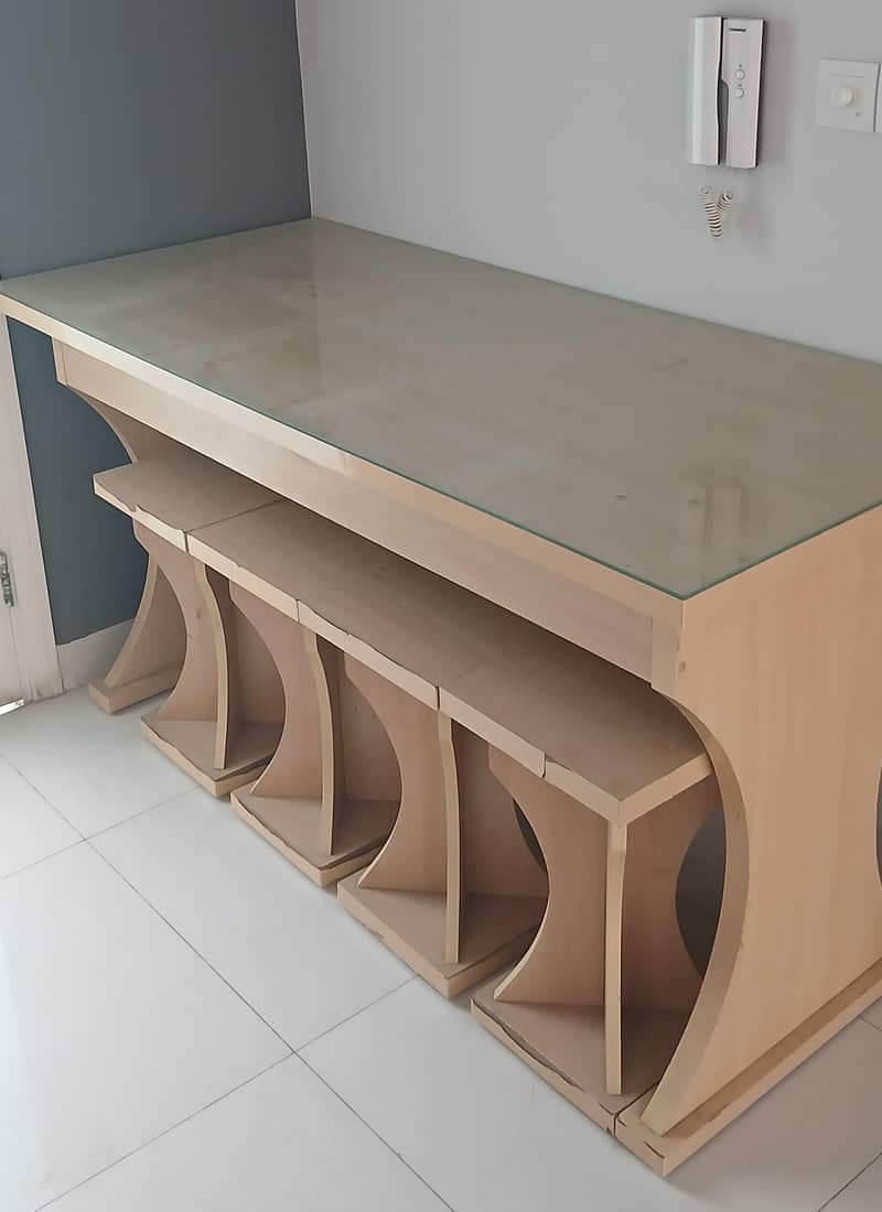 Dining Table in good condition 2