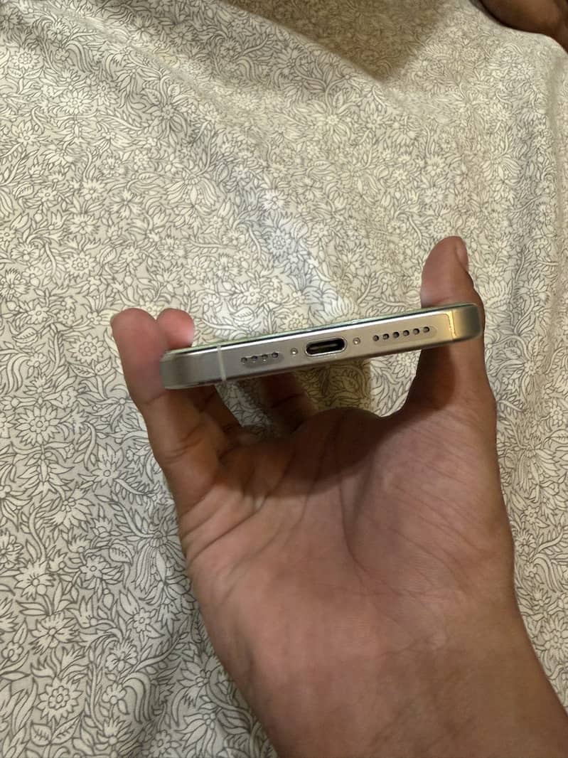 Apple iPhone 15 Pro Max 2