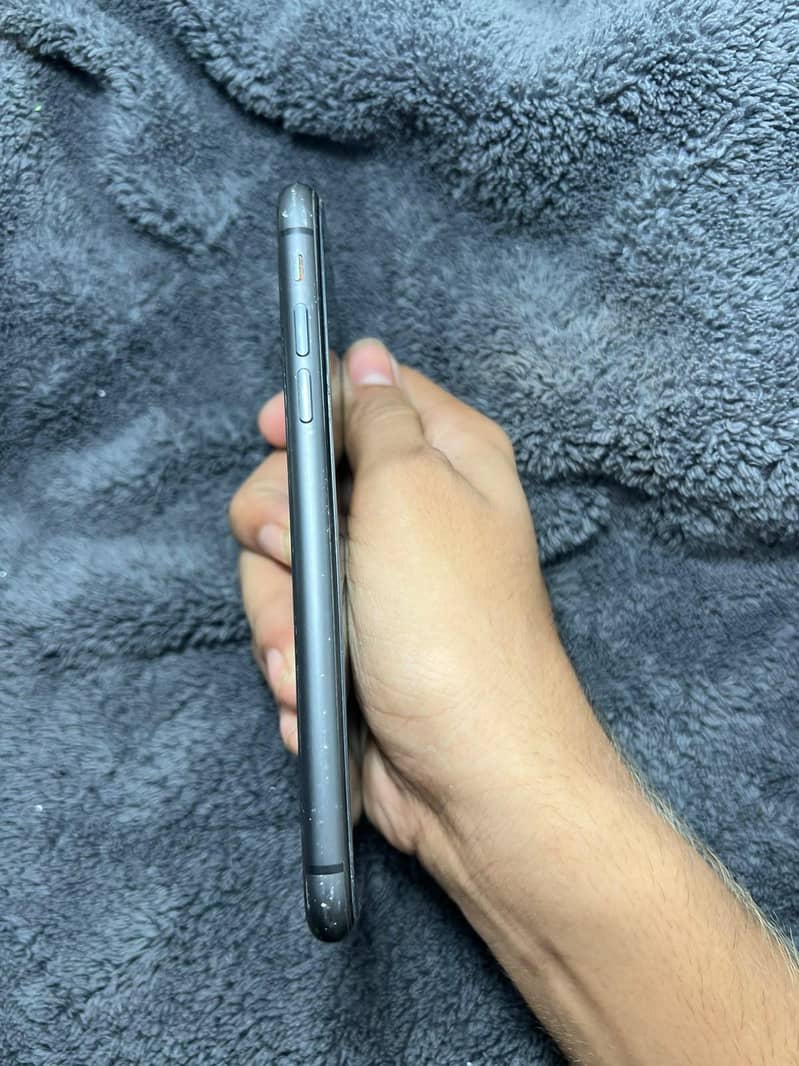 Apple iPhone 11 4