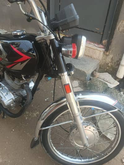 Honda 125 bike for sale with 10/10 condition blkl smooth or saaf