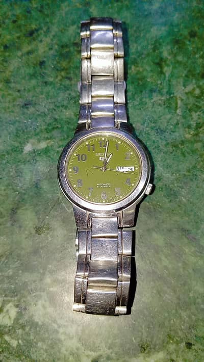 Seiko 5 watch bilkul ok hai koi issue nhi. . . .