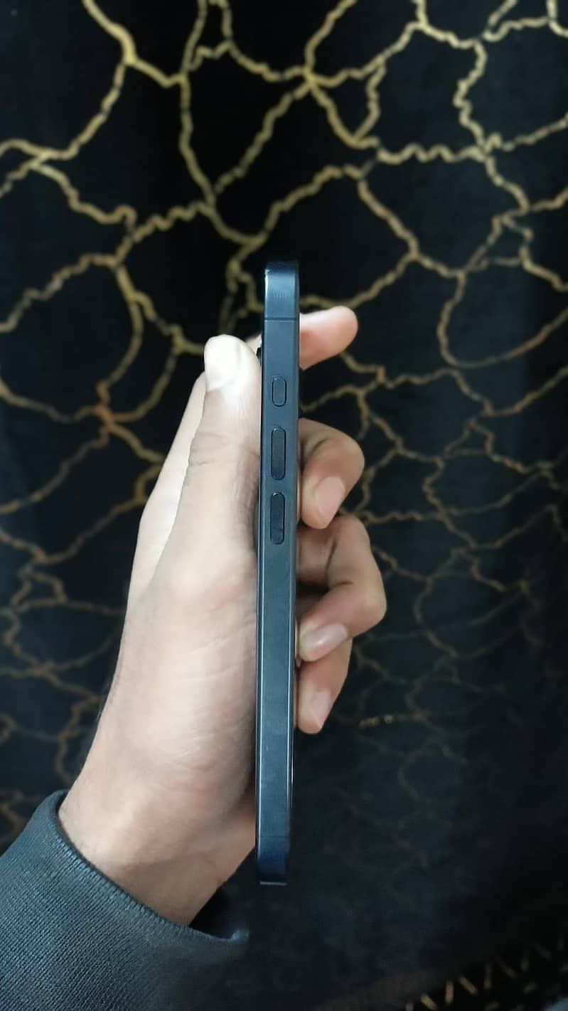 Apple iPhone 15 Pro 4