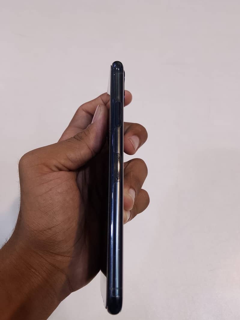 Apple iPhone 11 Pro Max 4