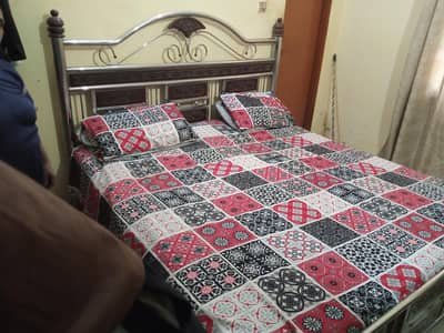Full size bed