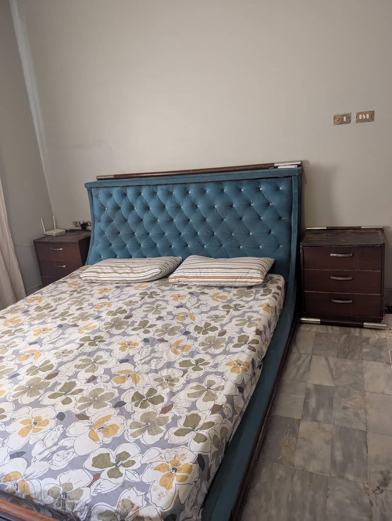 bed set with Dressing table 0