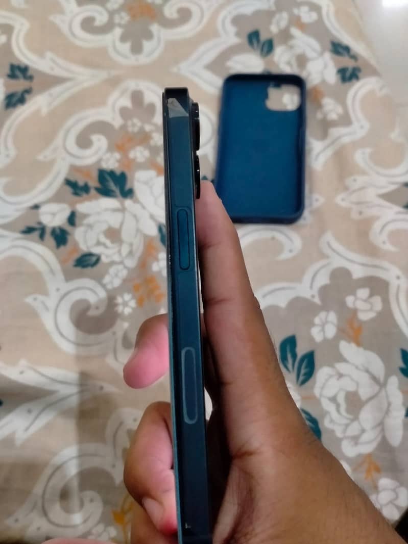 Apple iPhone 13 5