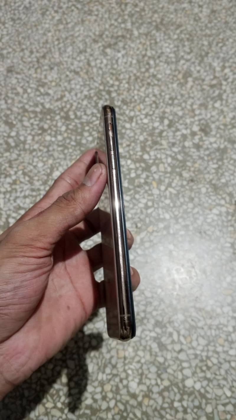 Apple iPhone XS Max 3