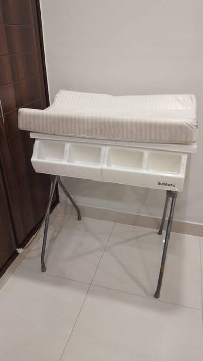 Juniors bathing tub standing and diaper changing Station