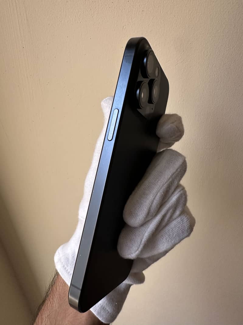 Apple iPhone 15 Pro Max 4