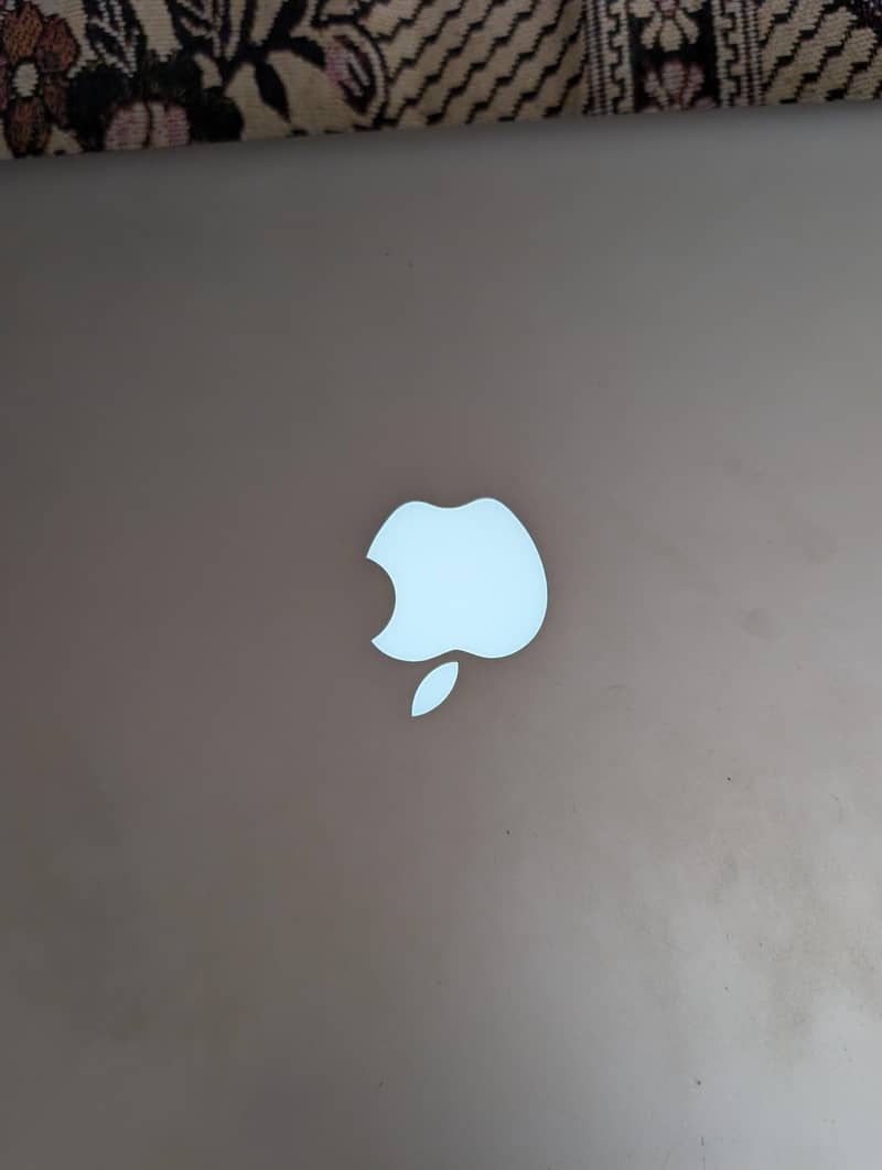 Macbook Pro 15 inch screen 1