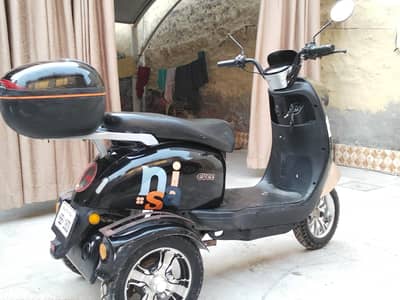 EVEE C1 Electric Scooter –10/10 Condition–6,828 KM–8 months warranty
