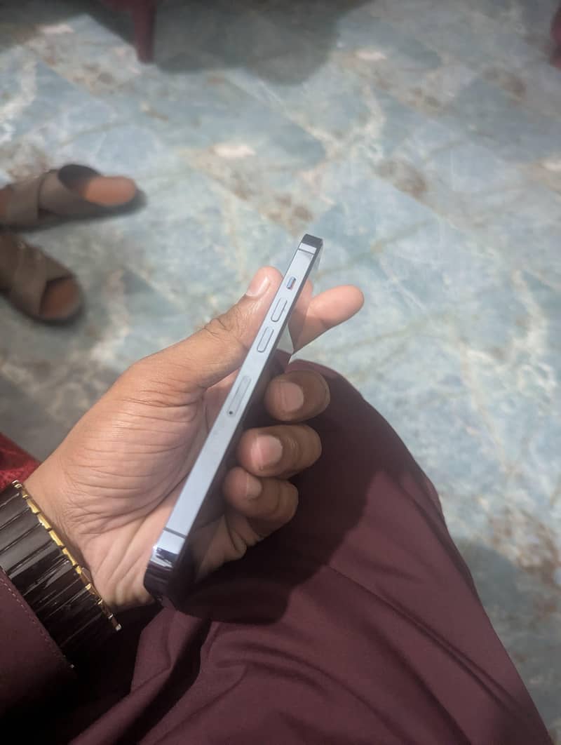Apple iPhone 13 2