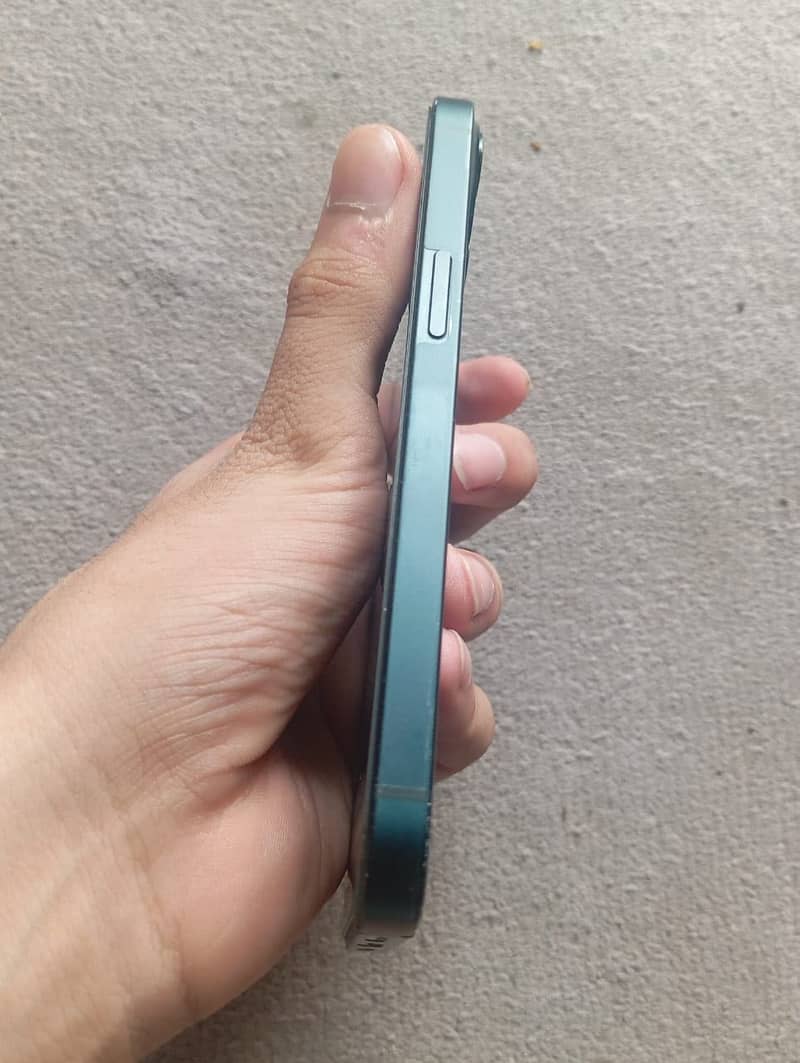 Apple iPhone 13 5