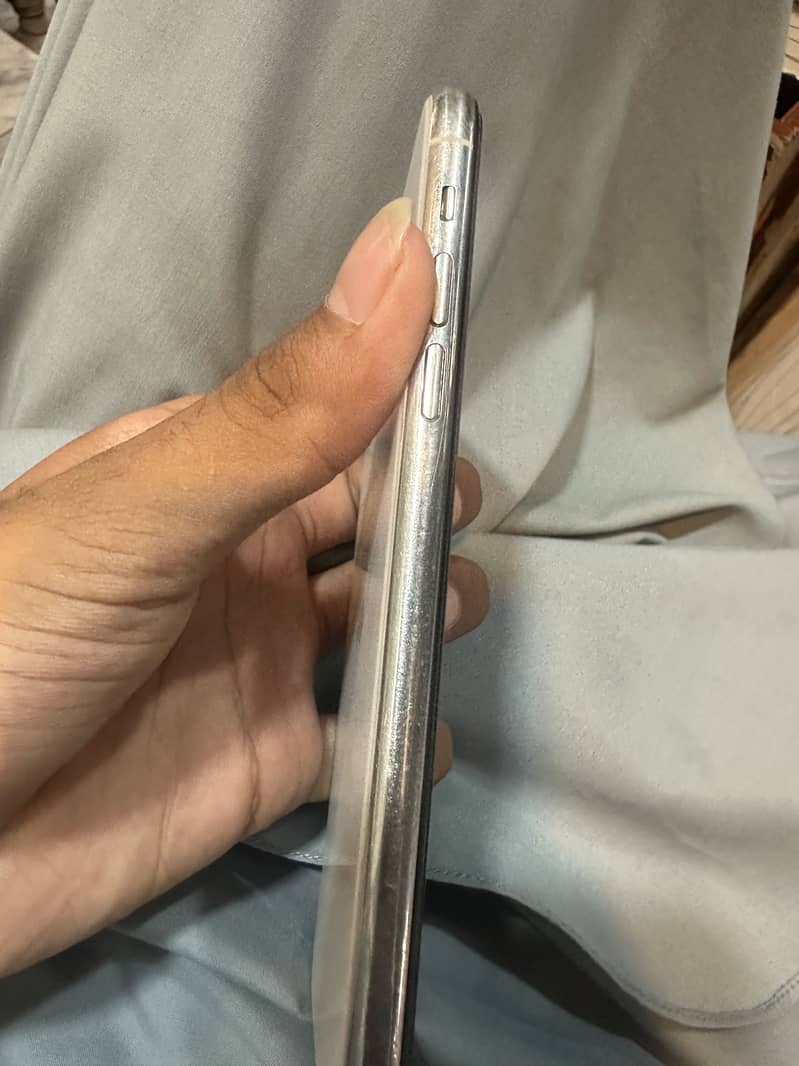 Apple iPhone 11 Pro Max 2