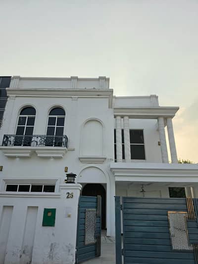 10 MARLA LUXURY FULL HOUSE AVAILABLE FOR RENT WITH GASE HOT LOCATION