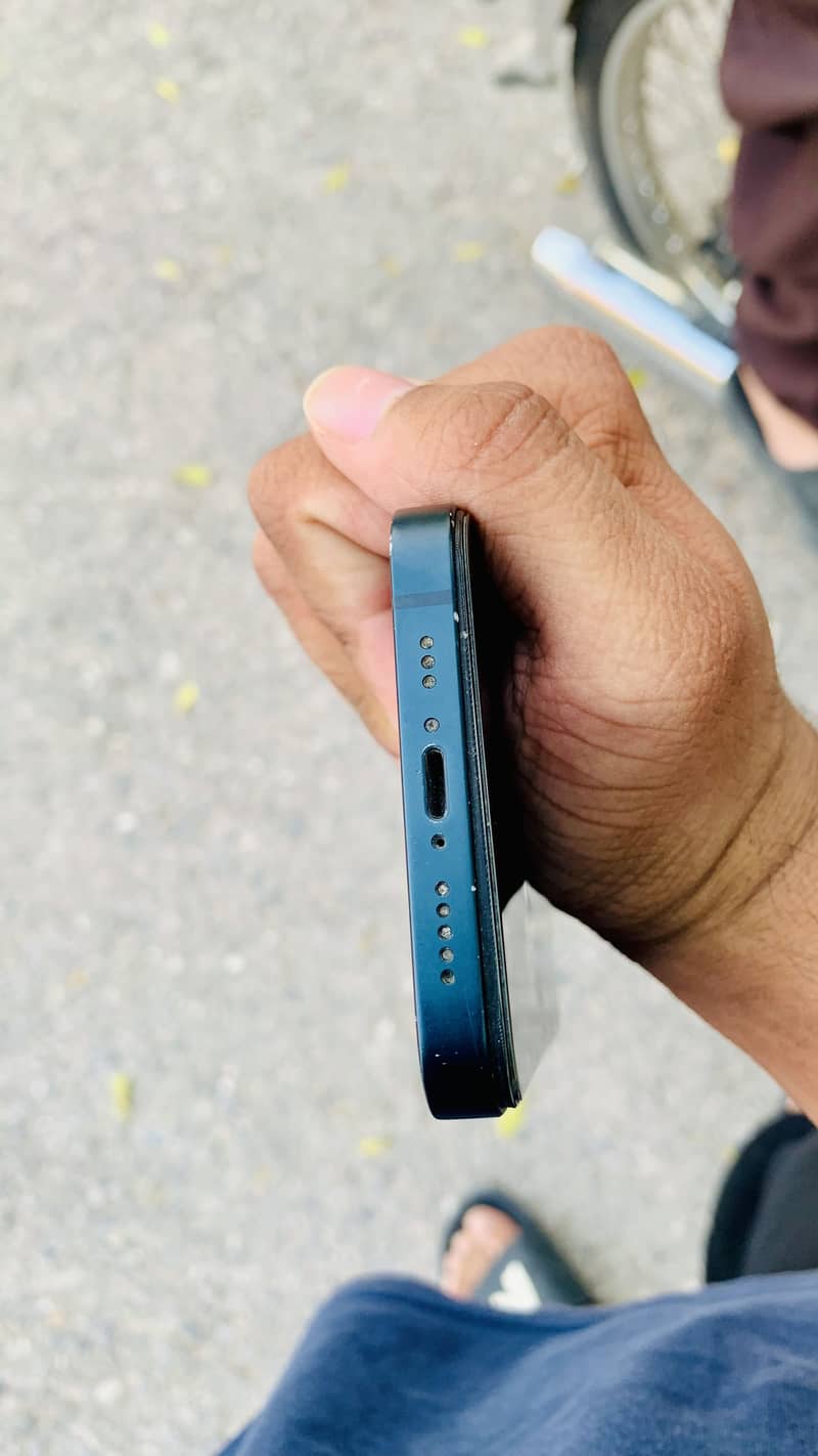 Apple iPhone 13 2