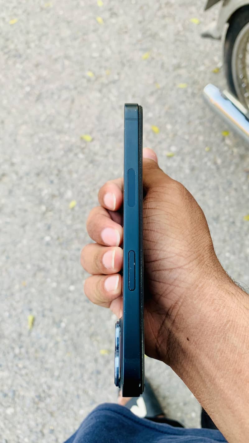 Apple iPhone 13 4