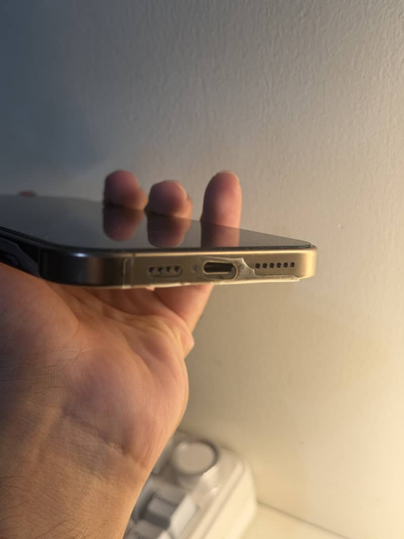 Apple iPhone 16 Pro Max 4