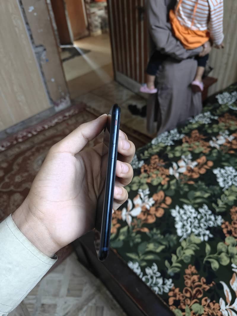 iPhone SE 2023 3rd generation 3