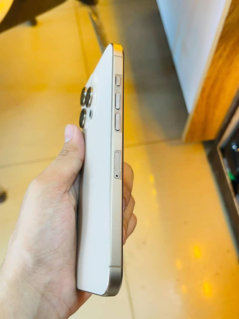 Apple iPhone 16 Pro Max 3