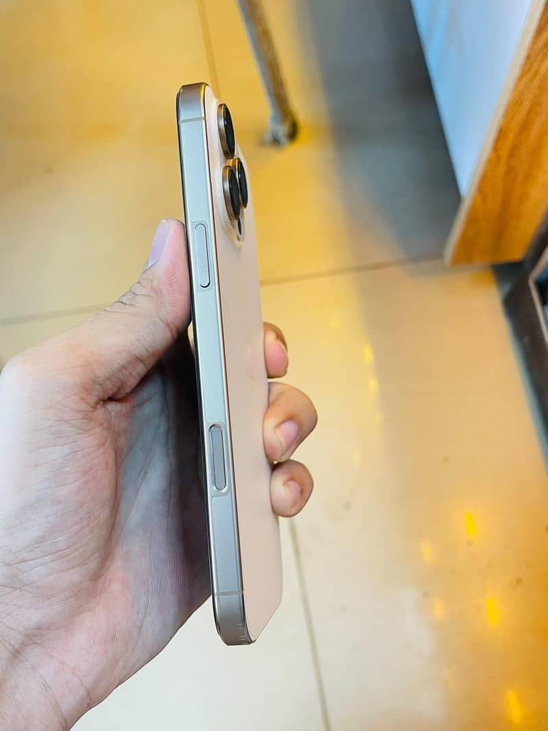Apple iPhone 16 Pro Max 4