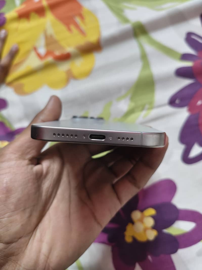 Apple iPhone 15 Pro Max 4