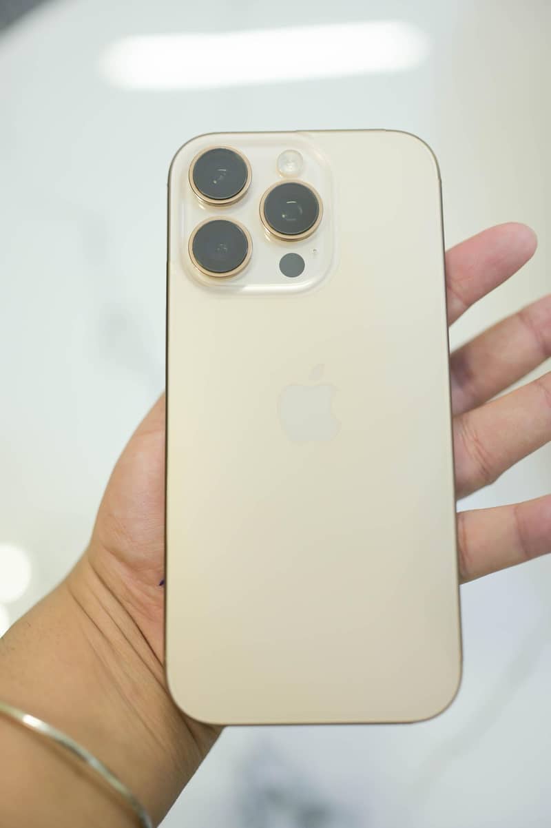 Apple iPhone 16 Pro 1