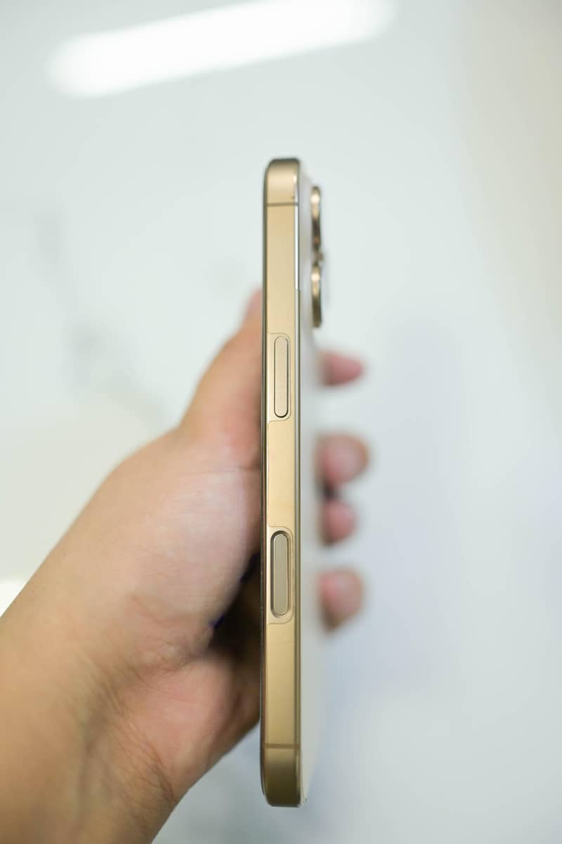Apple iPhone 16 Pro 4