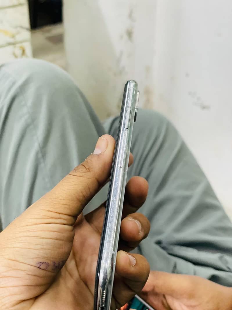 Apple iPhone X 4