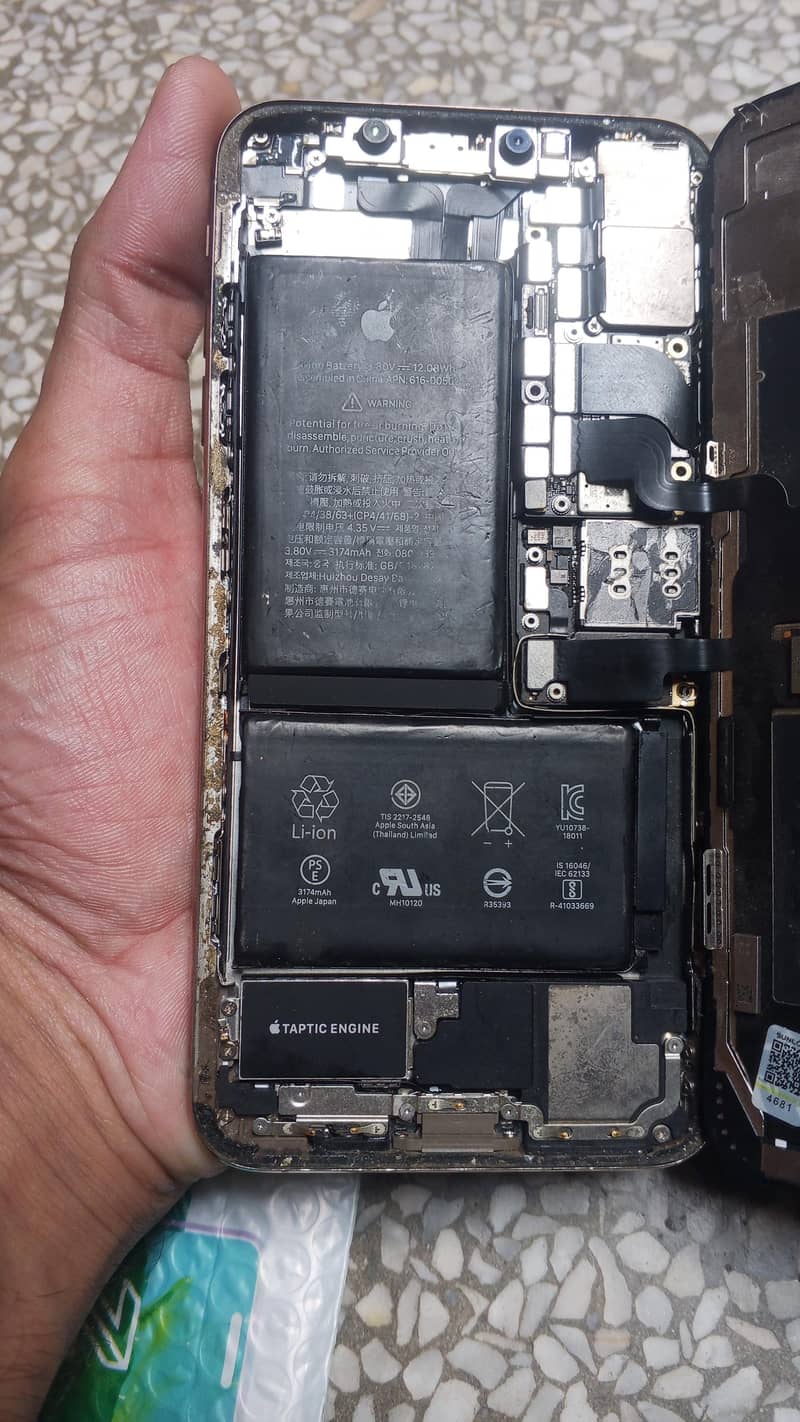 Apple iPhone XS Max 10