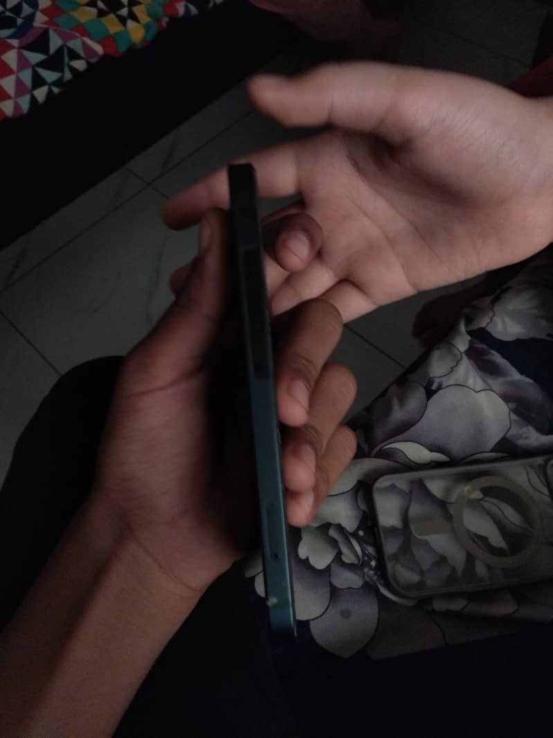 Apple iPhone 13 4