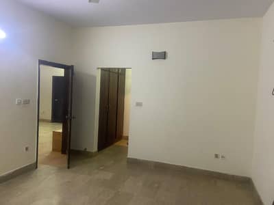 Sale flat Empire Centre 3bed. d d Lift 4th floor Johar mor