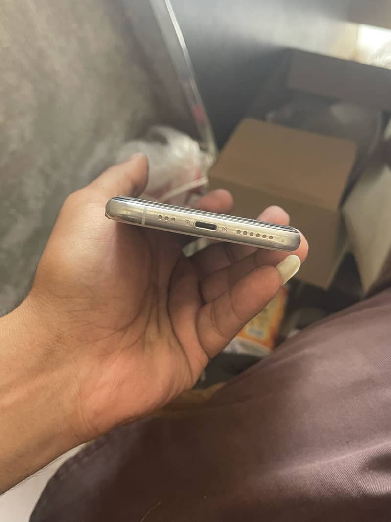 Apple iPhone 11 Pro 4