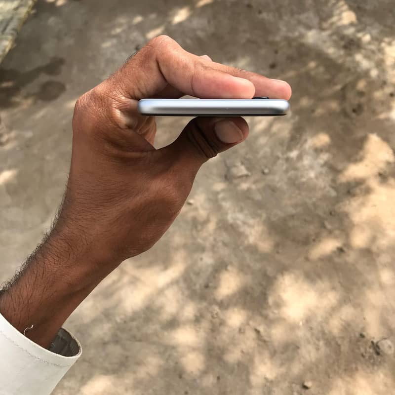 Apple iPhone 6S 4