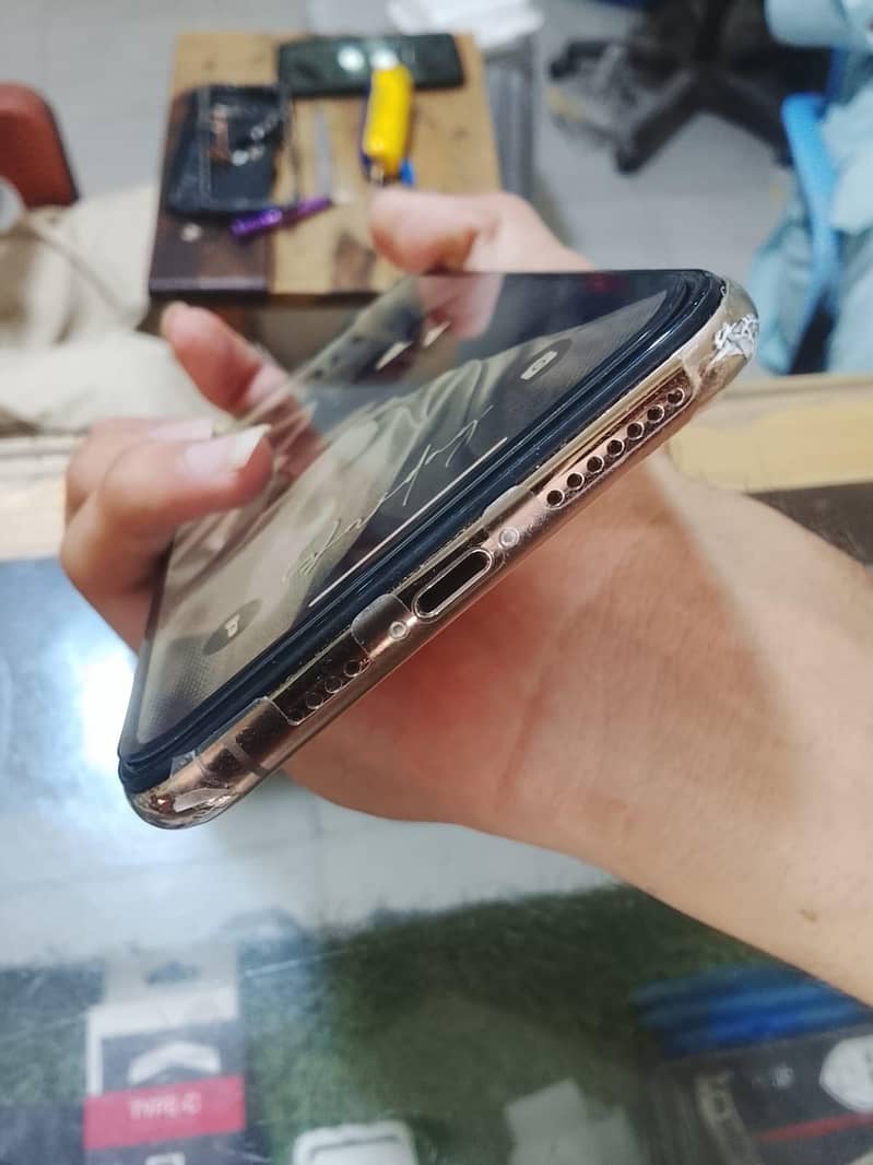 Apple iPhone XS Max 3