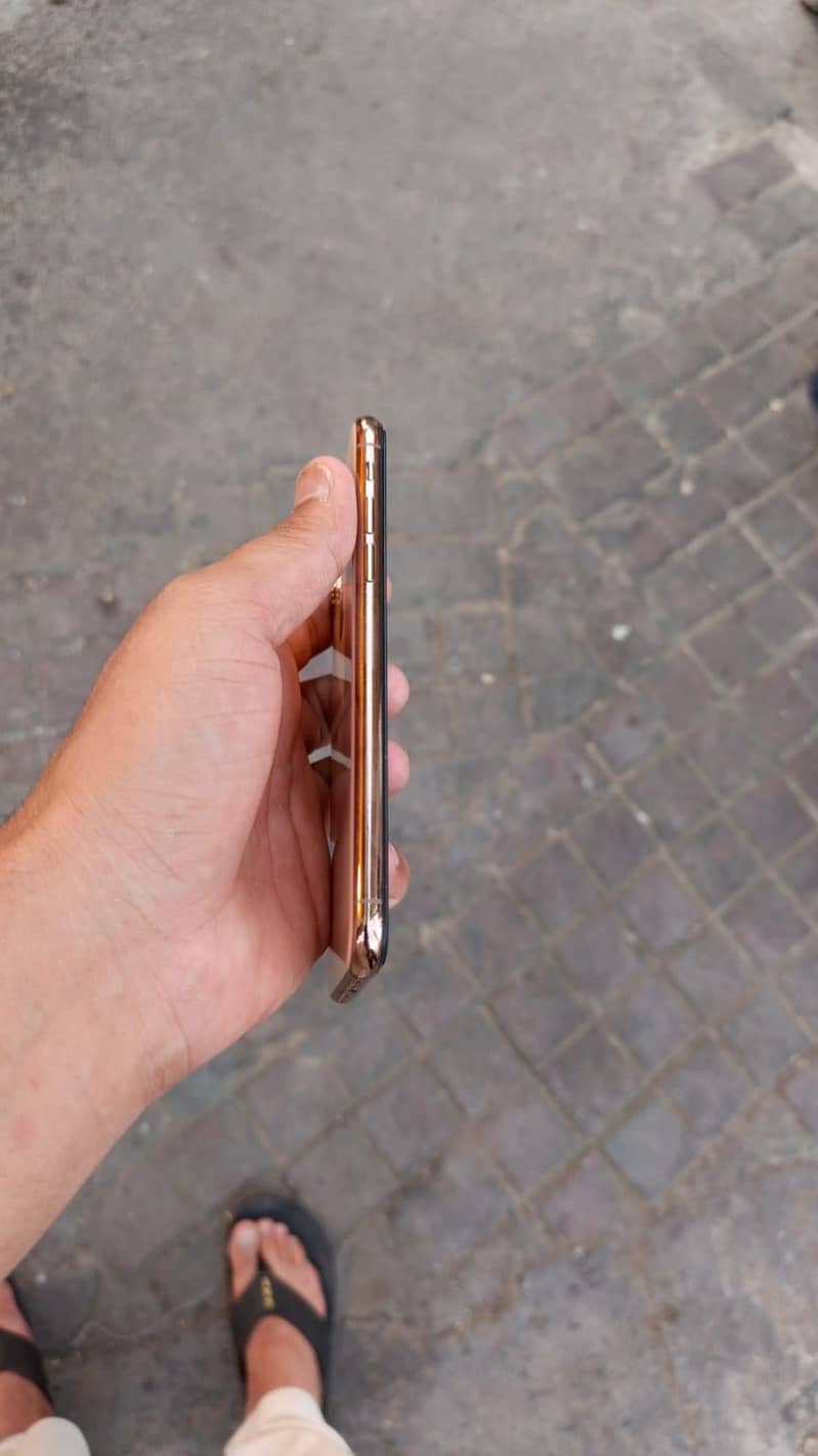 Apple iPhone XS 3