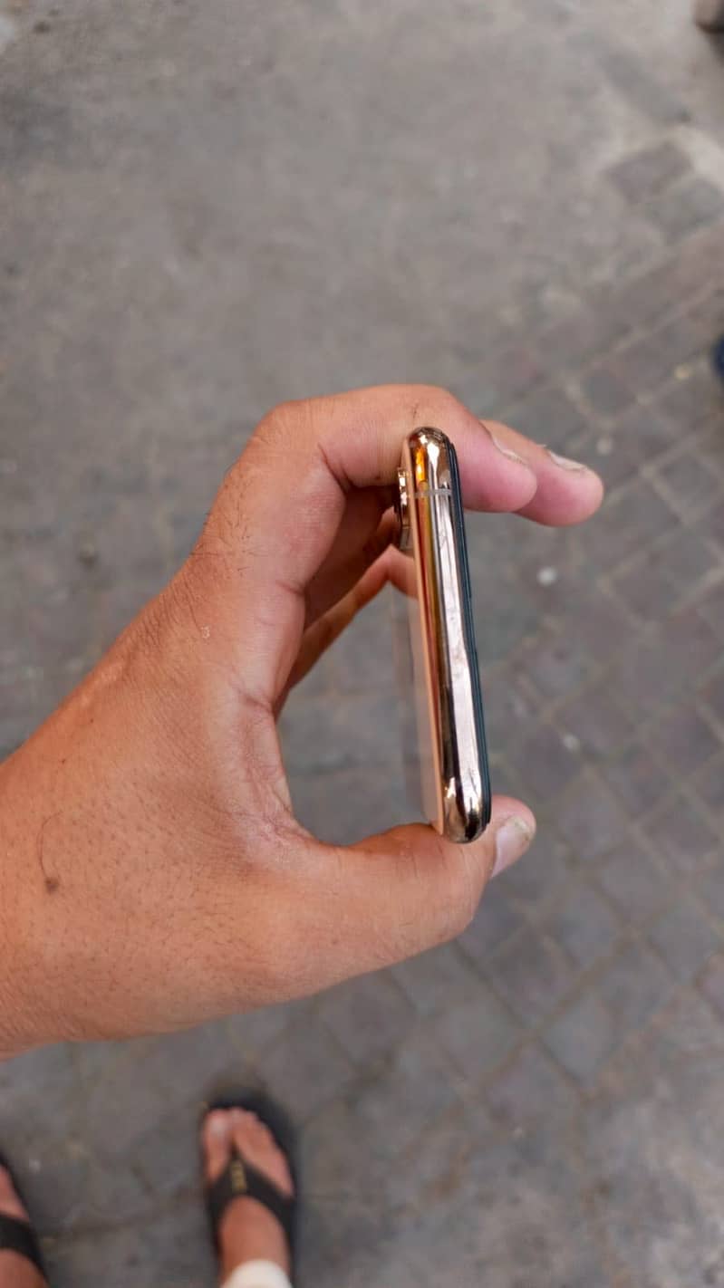 Apple iPhone XS 4