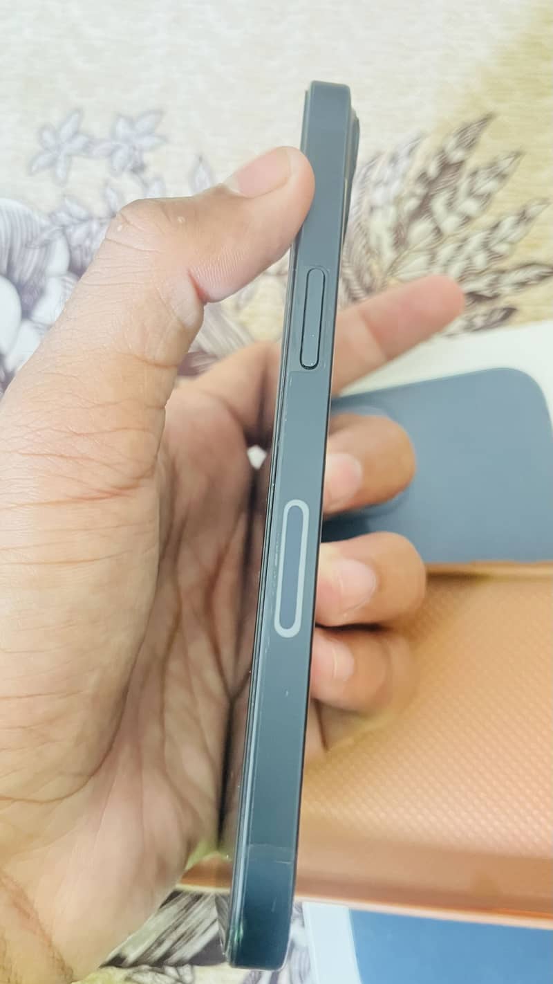 Apple iPhone 13 5